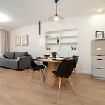Beautiful With Balcony By Renters Апартаменты