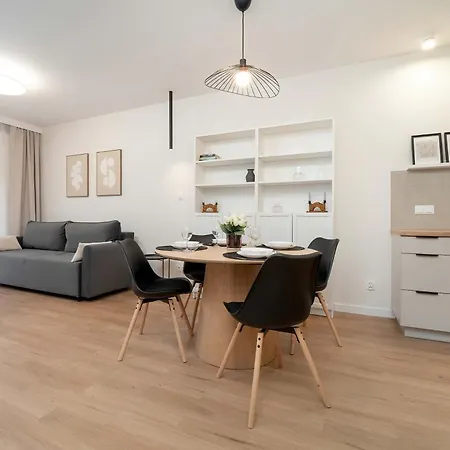 Beautiful With Balcony By Renters Apartmán