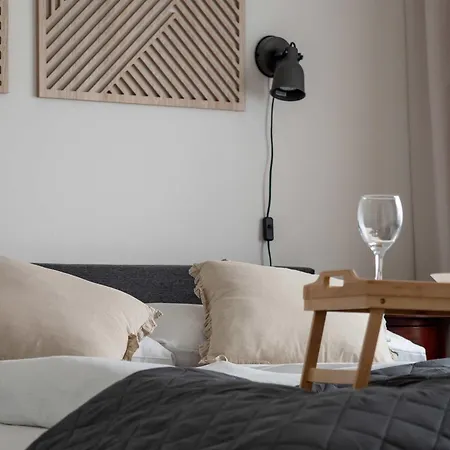 Beautiful With Balcony By Renters