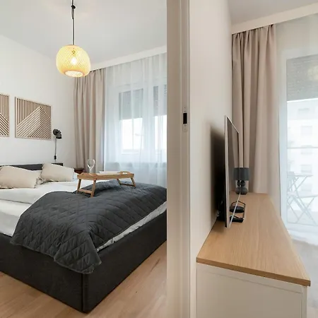 公寓 Beautiful With Balcony By Renters *