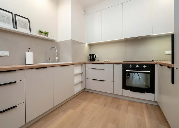 Beautiful With Balcony By Renters *