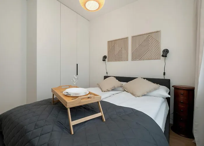 Beautiful With Balcony By Renters *